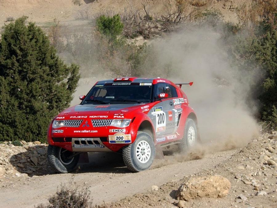  Mitsubishi Pajero Montero Evolution 2003 года  (фото 8 из 22)